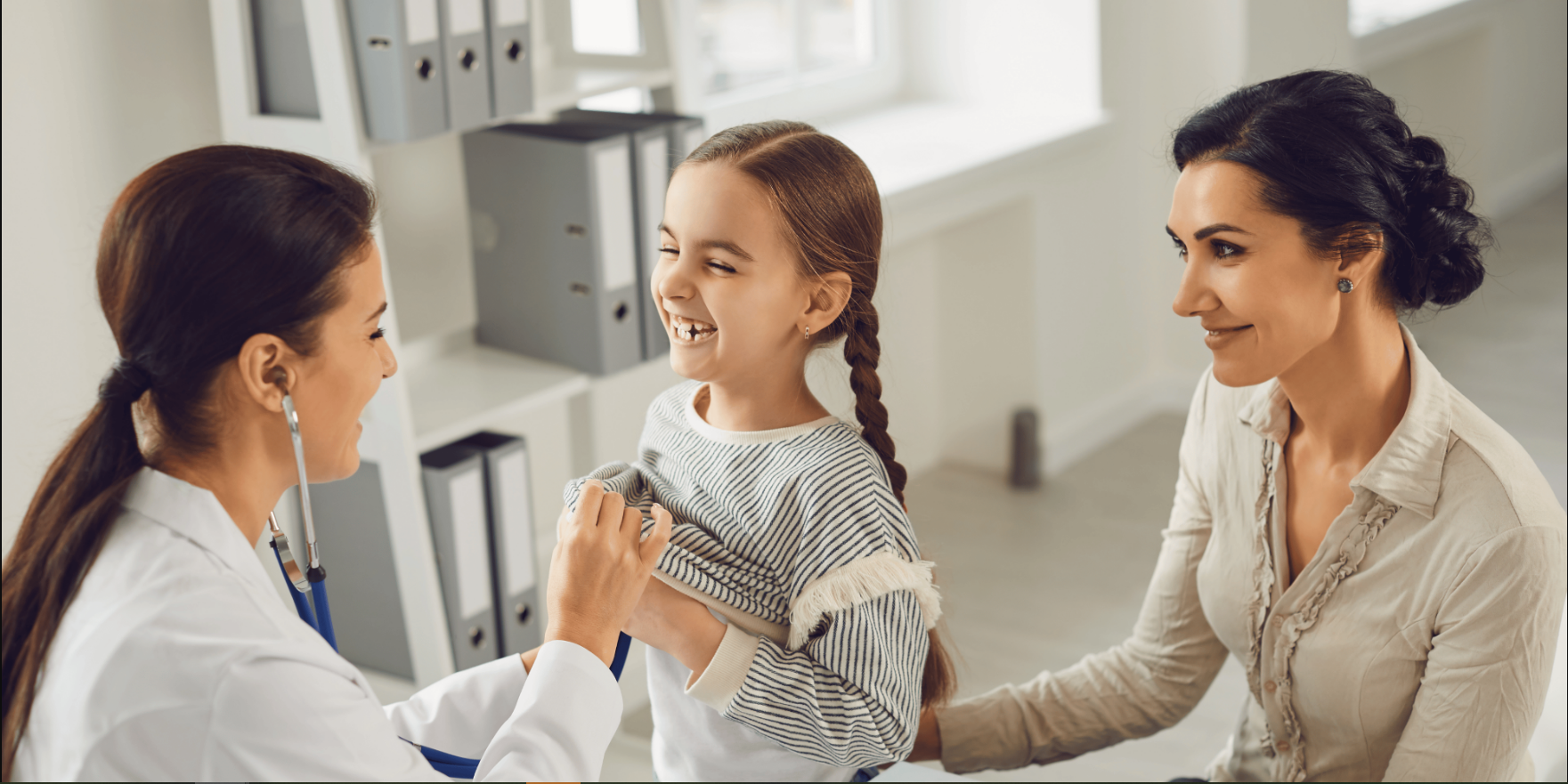 MMT Seguros Salud, madre e hija en el dentista para su cuidado