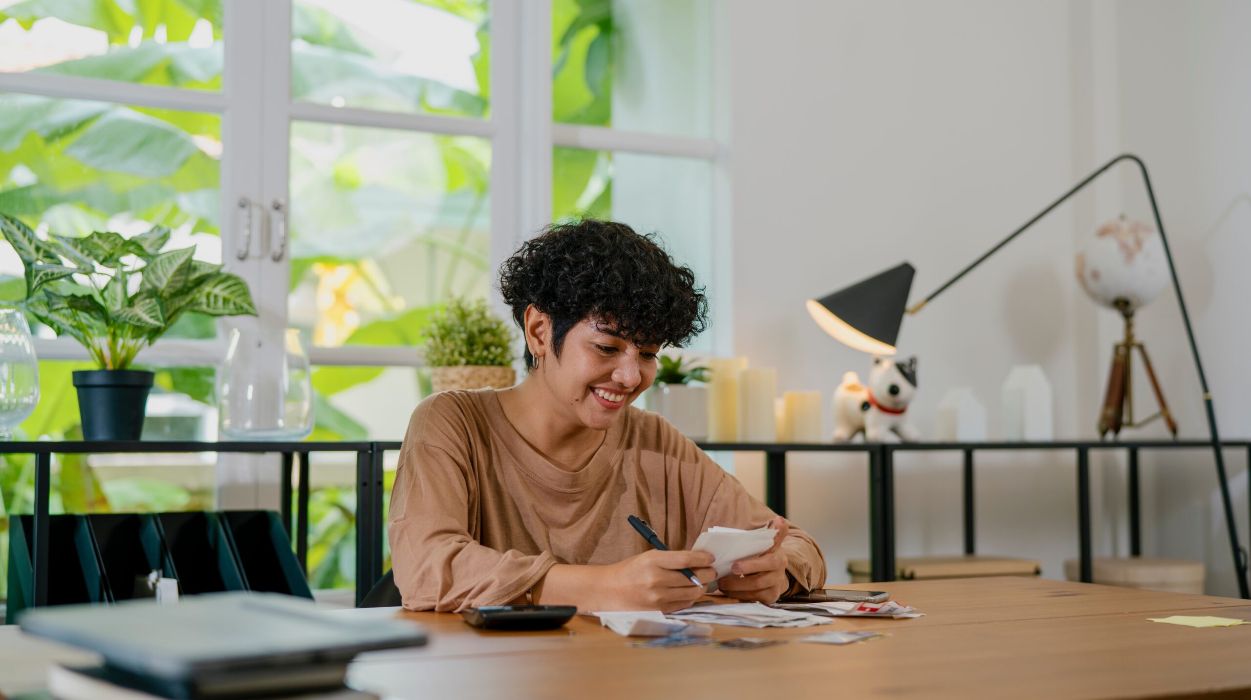 Mujer con ahorros quiere abrir una cuenta Deutcsche Bank.