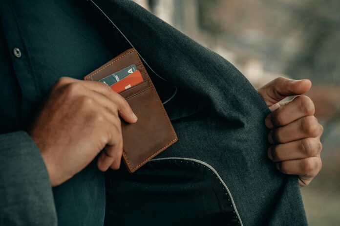 clay-banks-yWla5dgcdMY-unsplash Persona ahorrando con Bankinter